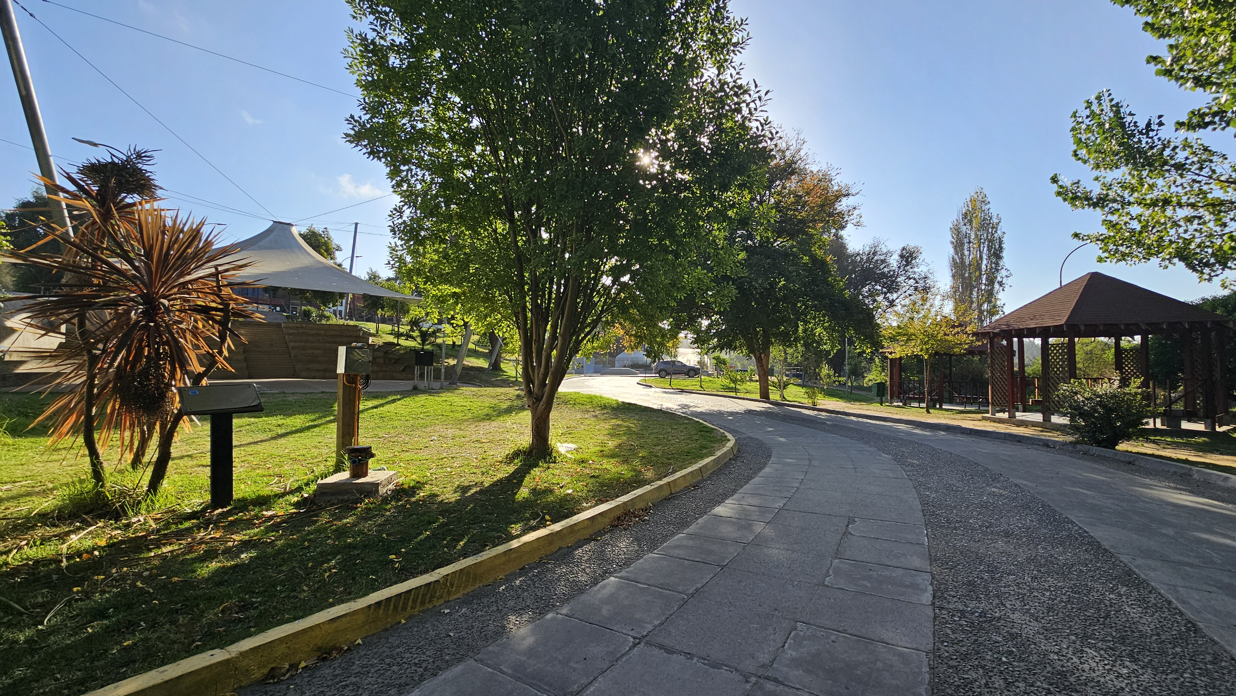 Fotografía del sendero con sector sombreado